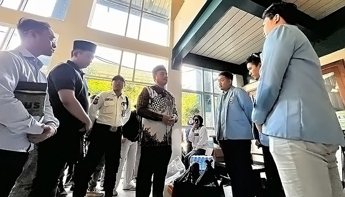 Pemkot Bandung Berikan Bantuan Obat-obatan untuk Warga Sekitar Kampus Unisba -7029- 2
