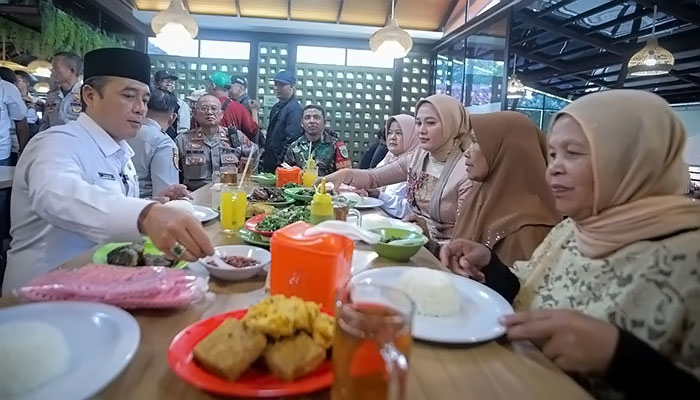 Bandung Nyaah Ka Indung, Wakil Wali Kota Ajak Ibu Asuh Makan Karedok Leunca -7810- (2)