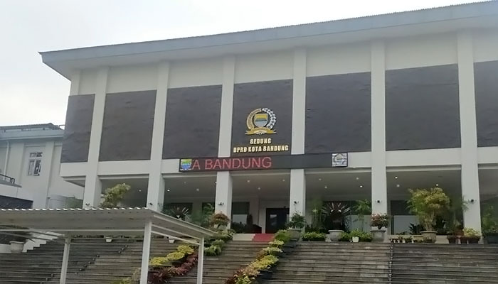 DPRD - Dewan dan Pemkot Bandung Perkuat Peran Pedagang Kaki Lima Sebagai Penggerak Ekonomi Kota -71410-
