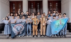 Wakil Wali Kota Bandung Lepas Tim Futsal SMAN 21 Bandung ke Turnamen Nasional by.U di Semarang 3U -72110-