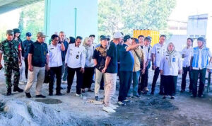 Sekretaris Daerah Kota Bandung, H. Iskandar Zulkarnain, S.T., M.M., hadir dalam Kolaborasi ITB dan Pemkot Bandung cek kondisi sampah di bawah Jalan Layang Pasopati untuk percepat implementasi teknologi pengolahan sampah. (Foto: Dok. Prokopim Kota Bandung)