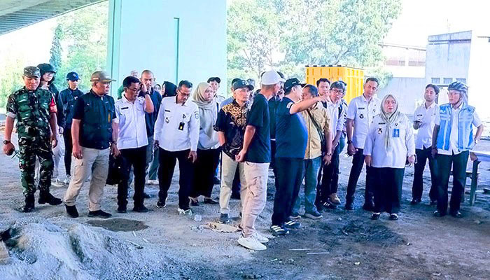 Sekretaris Daerah Kota Bandung, H. Iskandar Zulkarnain, S.T., M.M., hadir dalam Kolaborasi ITB dan Pemkot Bandung cek kondisi sampah di bawah Jalan Layang Pasopati untuk percepat implementasi teknologi pengolahan sampah. (Foto: Dok. Prokopim Kota Bandung)