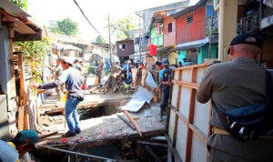 PEM - Satpol PP Tertibkan Sejumlah Bangunan Liar di Atas Sungai Cikakak 1 -1006 26-