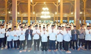 DPRD - Toni Wijaya dan Edwin Senjaya Dikukuhkan Sebagai Wakil Ketua Dewan Pertimbangan MUI Kota Bandung -1110 26-