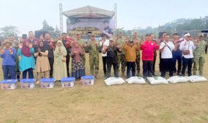 KODAM - Pangdam IIISiliwangi Bersama Media Jenderal Santri (JS) dan Artha Graha Peduli Salurkan 3.000 Paket Sembako untuk Masyarakat Pasawahan, Cianjur -2110 26- (5)